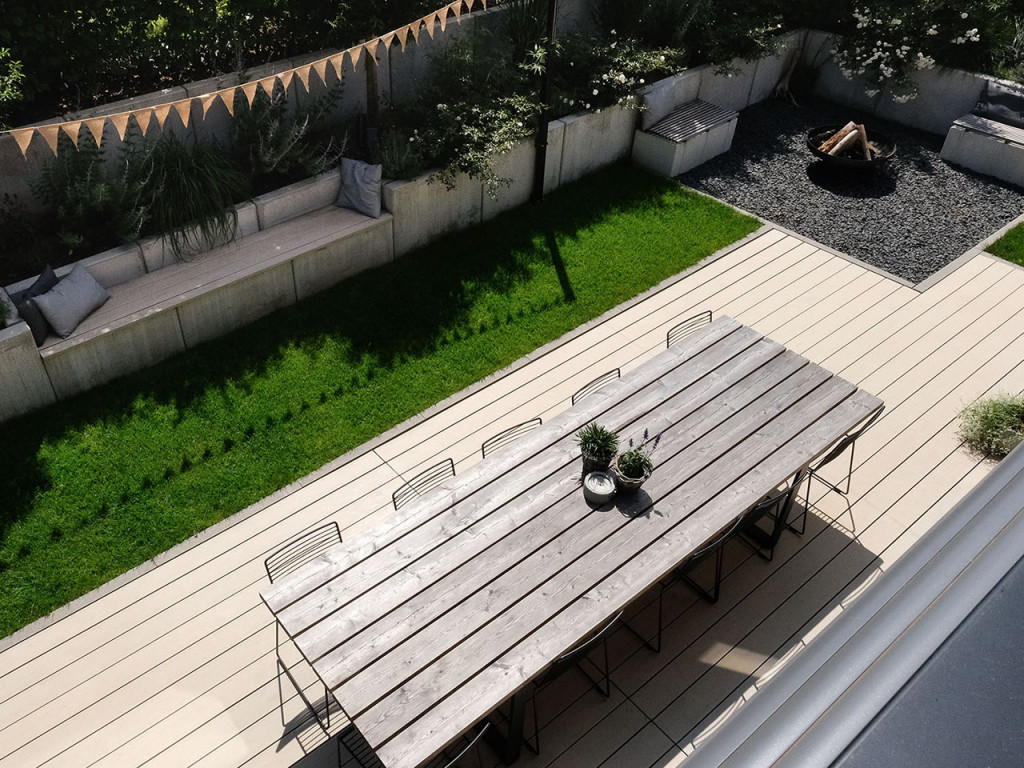 Garten mit Terrasse und hellem Terrassenbelag