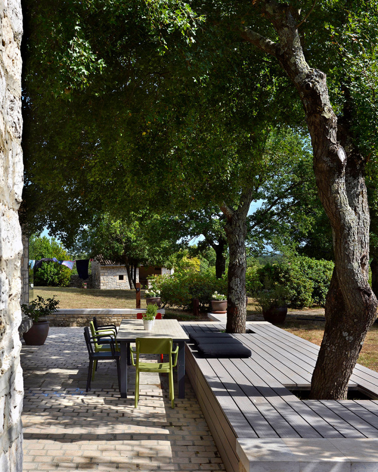 Terrassengestaltun mediterran mit Sitzfläche und Liegeinsel mit grauen WPC Terrassendielen