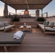 Hellbraune WPC Balkonbretter auf mediterranem Balkon mit moderner Atmosphäre.