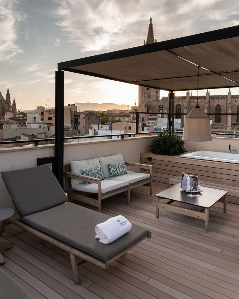 WPC Balkondielen hell auf modern, mediterranem Balkon mit Weitblick