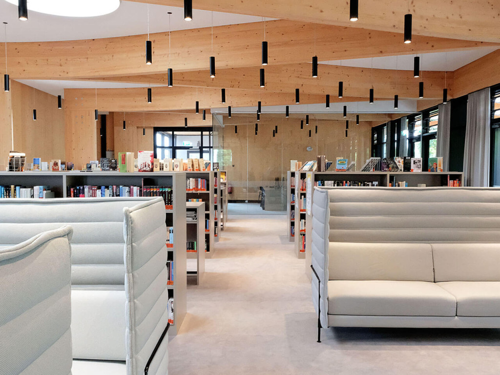 Innenraum der Bibliothek mit Vitra Möbeln