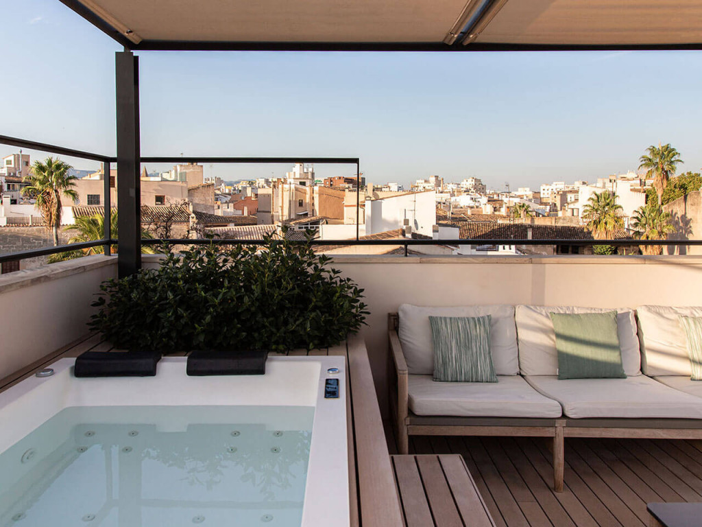 Terrasse mit splitterfreien Barfußdielen, kleinem Whirlpool und Blick über Palma