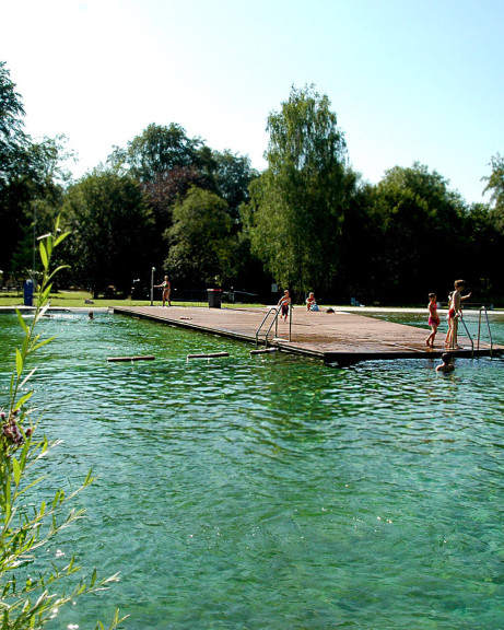 Badeinsel mit brauen WPC Dielen im Maria Einsiedel Bad in München