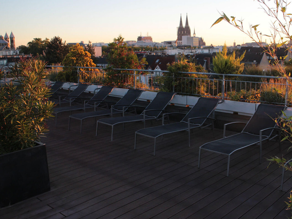 WPC Terrasse der Mauritius Therme mit Blick über Köln