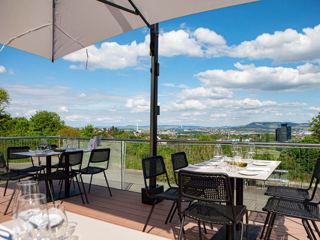 Terrasse Restaurant Bellevue mit braunen WPC Dielen und Panoramablick