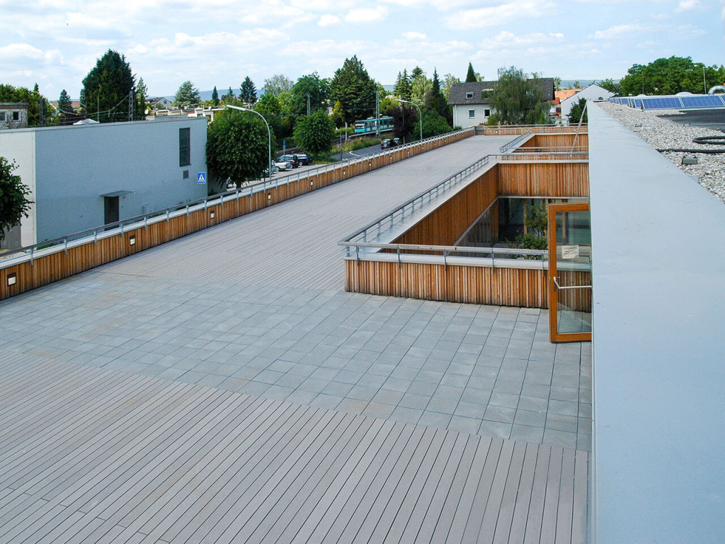 Aufsicht auf Terrassen mit grauen WPC Dielen der Michael Grzimek Schule