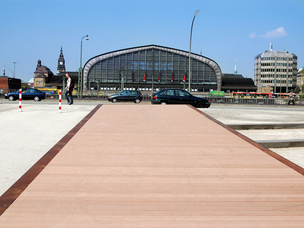 Liegeflächen im öffentlichen Raum mit WPC Terrassenbelag von MYDECK, Ort: Hamburg Hühnerposten