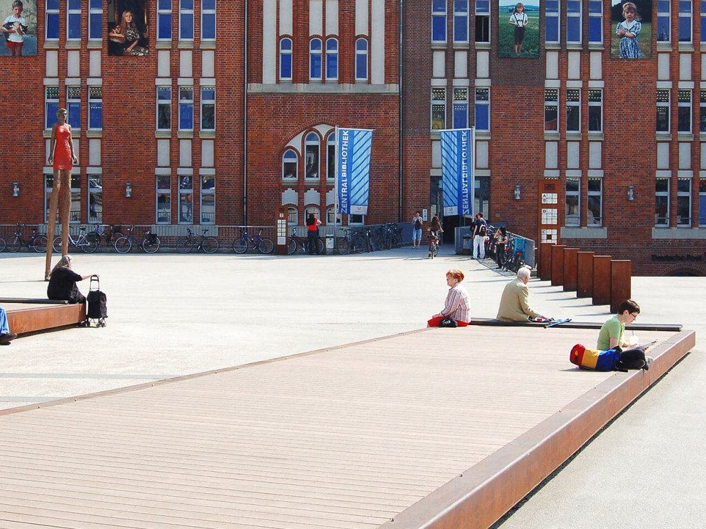 WPC Terrassenbelag hellbraun auf Liegeflächen am Hamburger Hühnerposten