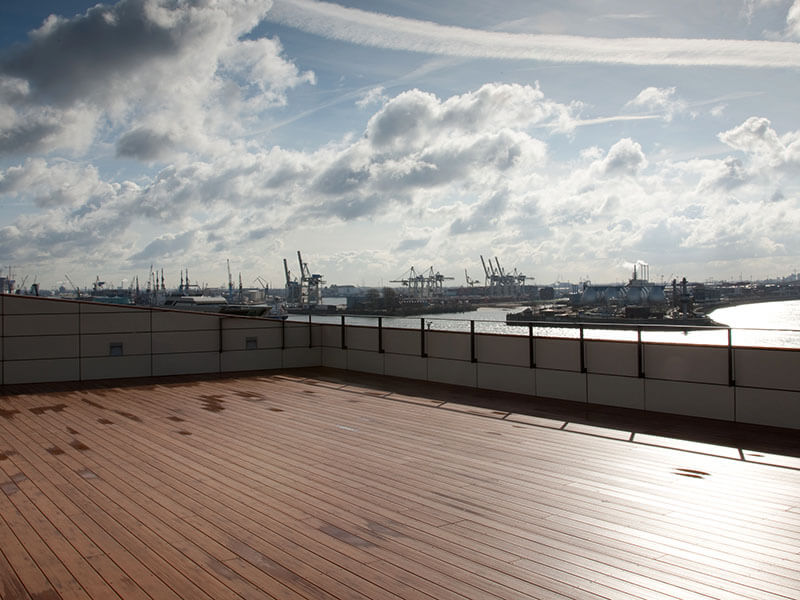 Dachterrasse mit braunen WPC Massivdielen und Blick auf Hamburger Hafen, Twin Tower Hamburg