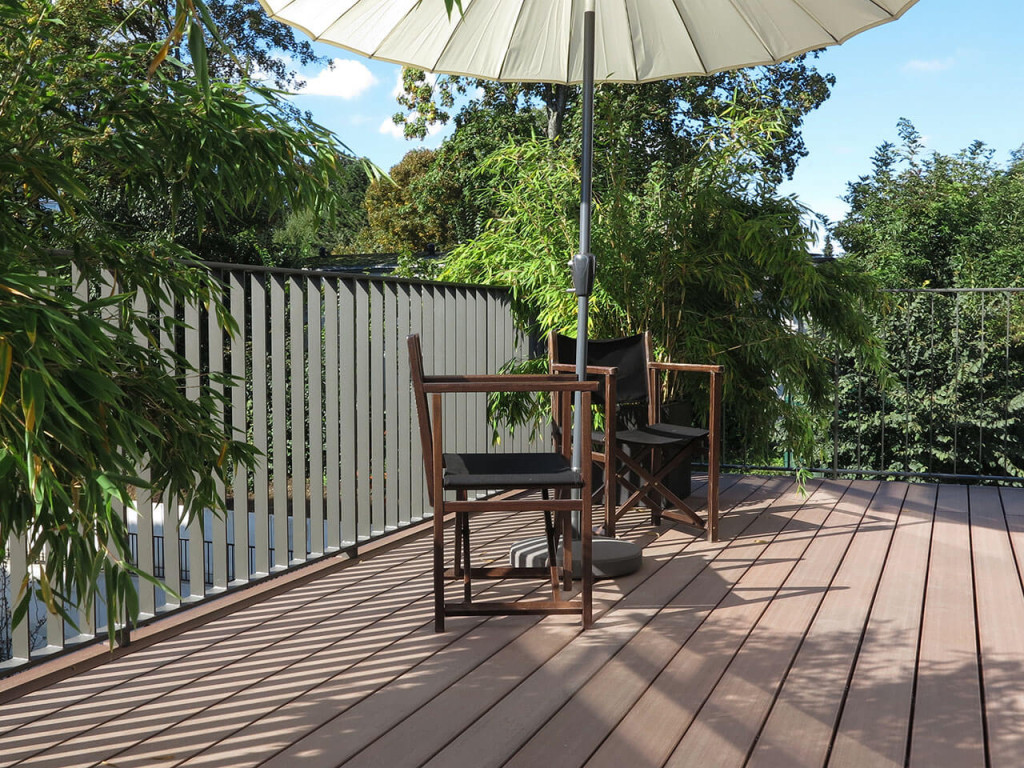 Balkon mit dunkelbraunen WPC Dielen aus Holz und Polyetylen