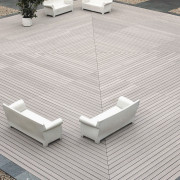 Quadratische Terrasse mit originell verlegten WPC Terrassenbelag in grau