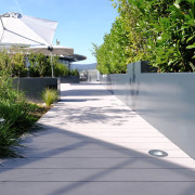 Terrasse Dach Firma mit grauen WPC Dielen Hochbeeten