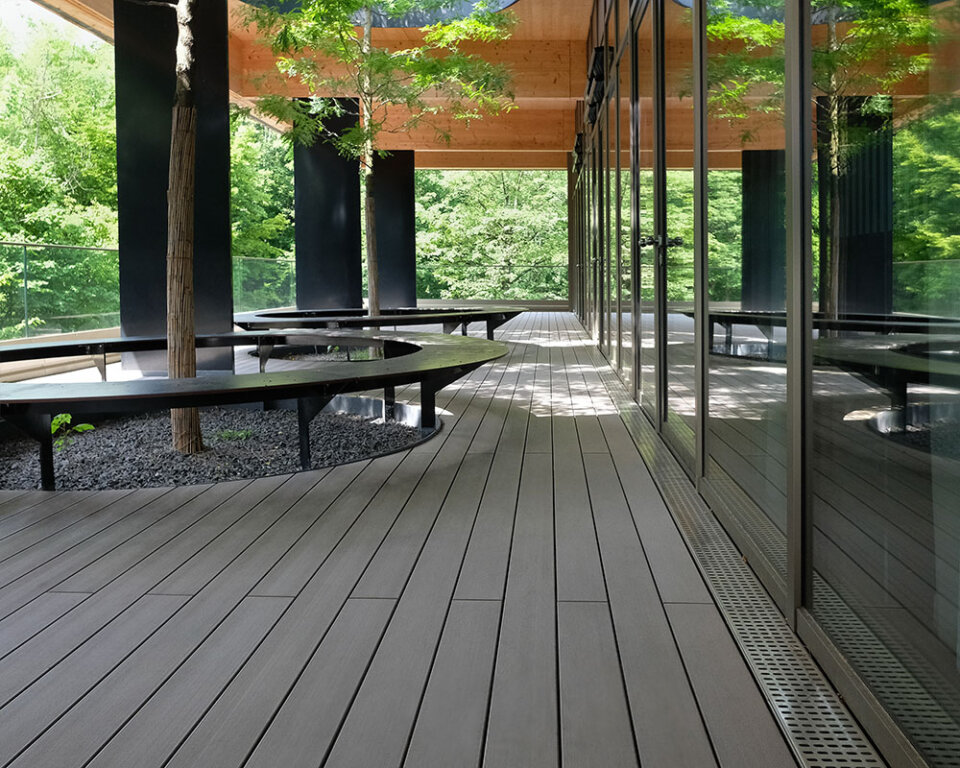 Terrasse Holz Kunststoff in grau auf moderner Terrasse einer Schule