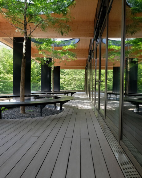 Terrasse Holz Kunststoff in grau auf moderner Terrasse einer Schule