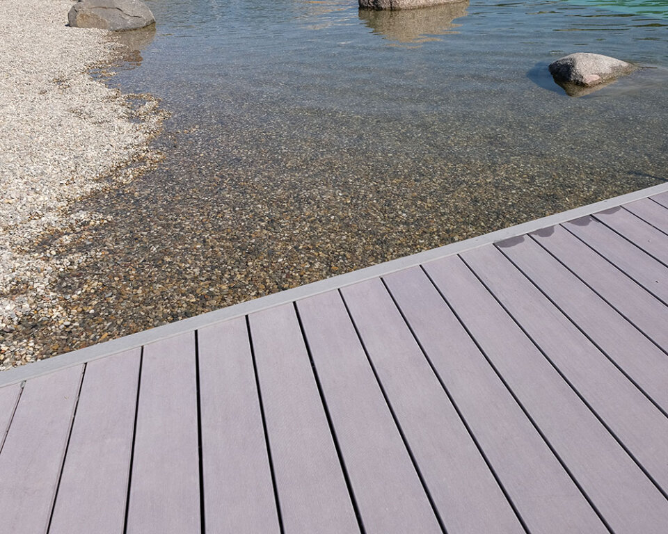 Splitterfreie WPC Terrassendielen auf Liegefläche von Naturbad