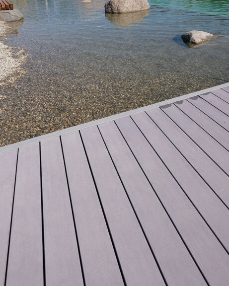 Splitterfreie WPC Terrassendielen auf Liegefläche von Naturbad