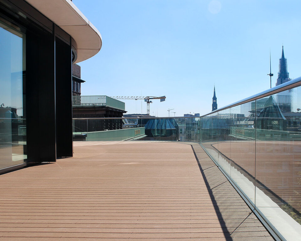 Moderne Dachterrasse mit braunen WPC Terrassendielen