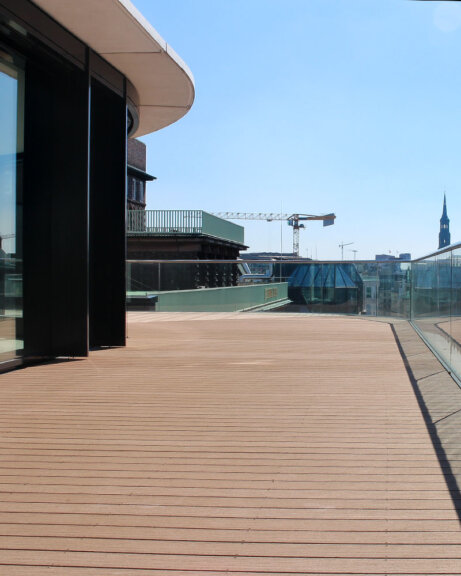 Moderne Dachterrasse mit braunen WPC Terrassendielen