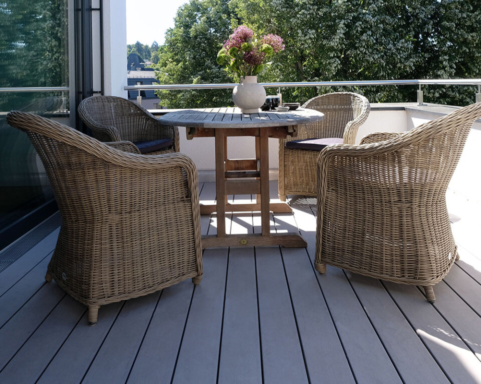 WPC Terrasse in grau mit Korbmöbeln, traditioneller Stil in der Terrassengestaltung