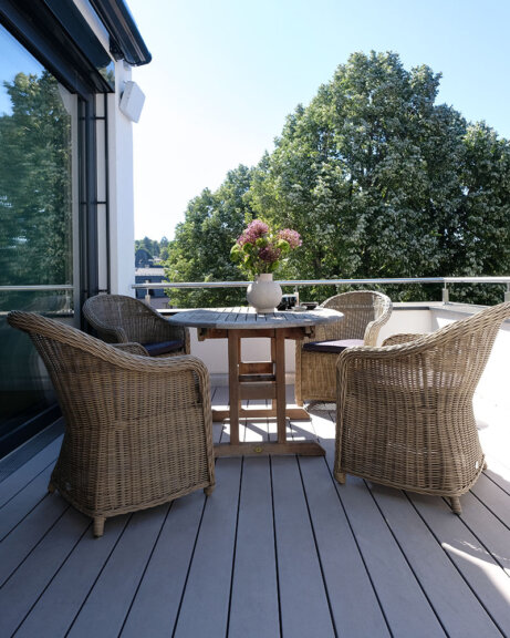 WPC Terrasse in grau mit Korbmöbeln, traditioneller Stil in der Terrassengestaltung