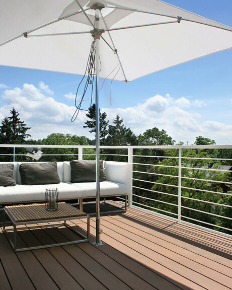 Dachterrasse mit braunen WPC (Holz-Kunststoff-Gemisch) Dielen auf Dachterrasse