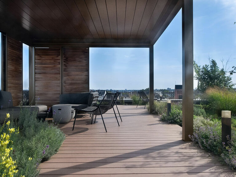 Idee für Terrassengestaltung mit Sitzecke, Pergola und WPC Terrassenbelag in braun