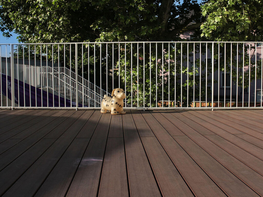 Optimale WPC Dielen für Kita. Terrasse von Kita mit braunen WPC Dielen