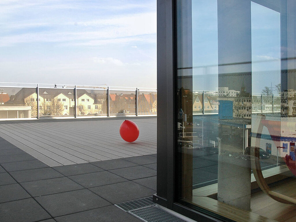Terrasse Schule mit grauen, splitterfreien WPC Dielen