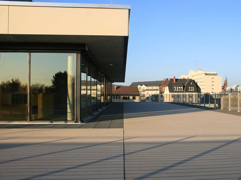 Großzügige Schulterrasse mit prämierten WPC Dielen