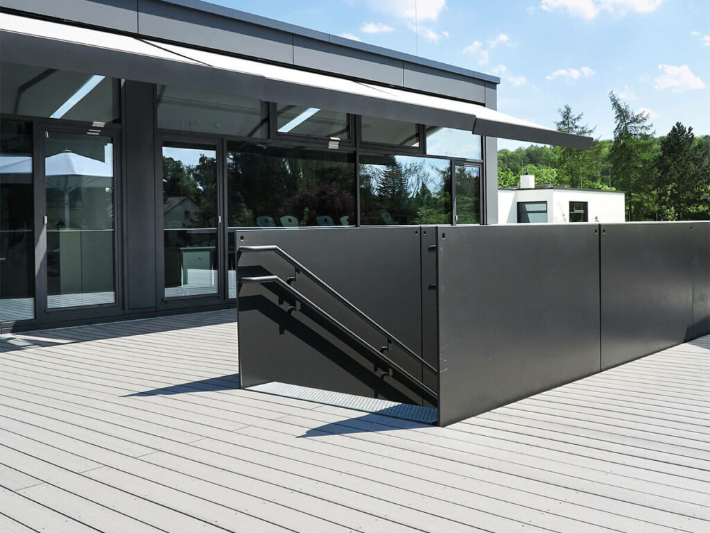Premium WPC Terrasse einer Schule mit Treppe die Geländer in zwei höhen für kleine und große Kinder hat