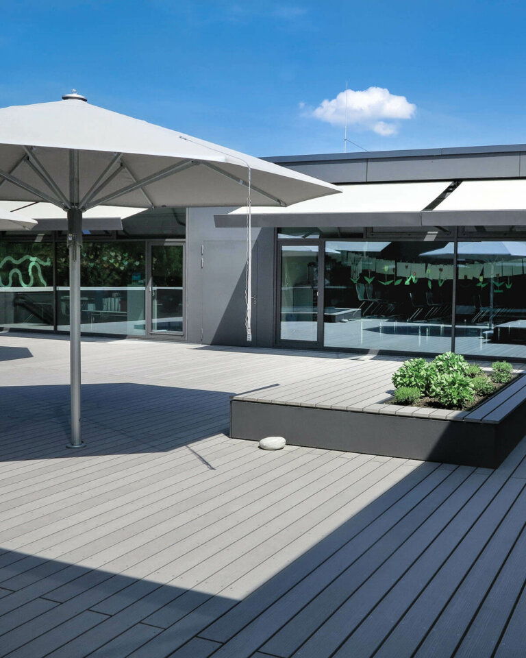 Design Gewinner beste WPC Terrasse einer Schule - modernes Design, splitterfreie graue Dielen