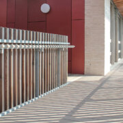 Moderne Schule mit umlaufenden Balkon mit grauen WPC Dielen