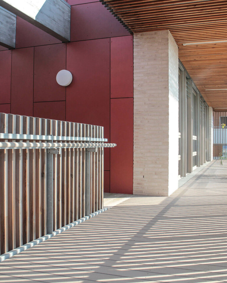 Moderne Schule mit umlaufenden Balkon mit grauen WPC Dielen