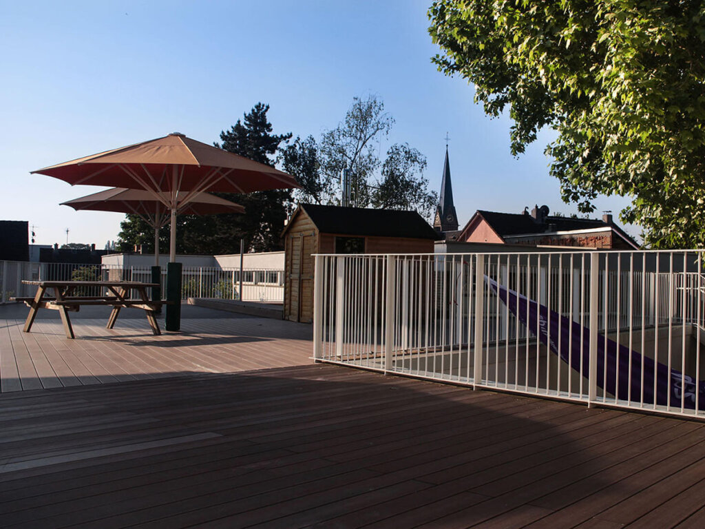 Braune WPC Terrassendielen auf Terrasse in Kita